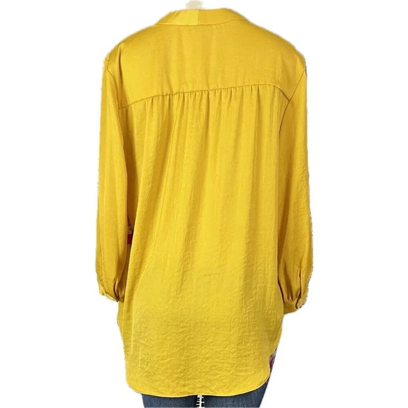 Vince Camuto +1X Marigold Hammered Satin Split Neck Step-Hem 3/4 Sleeve Blouse - Picture 4 of 6